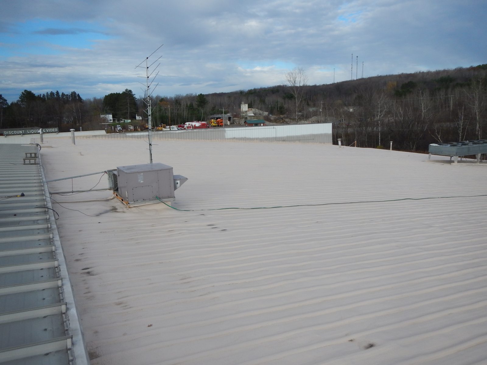 Parking structure steel deck with traffic-bearing membrane and ramp