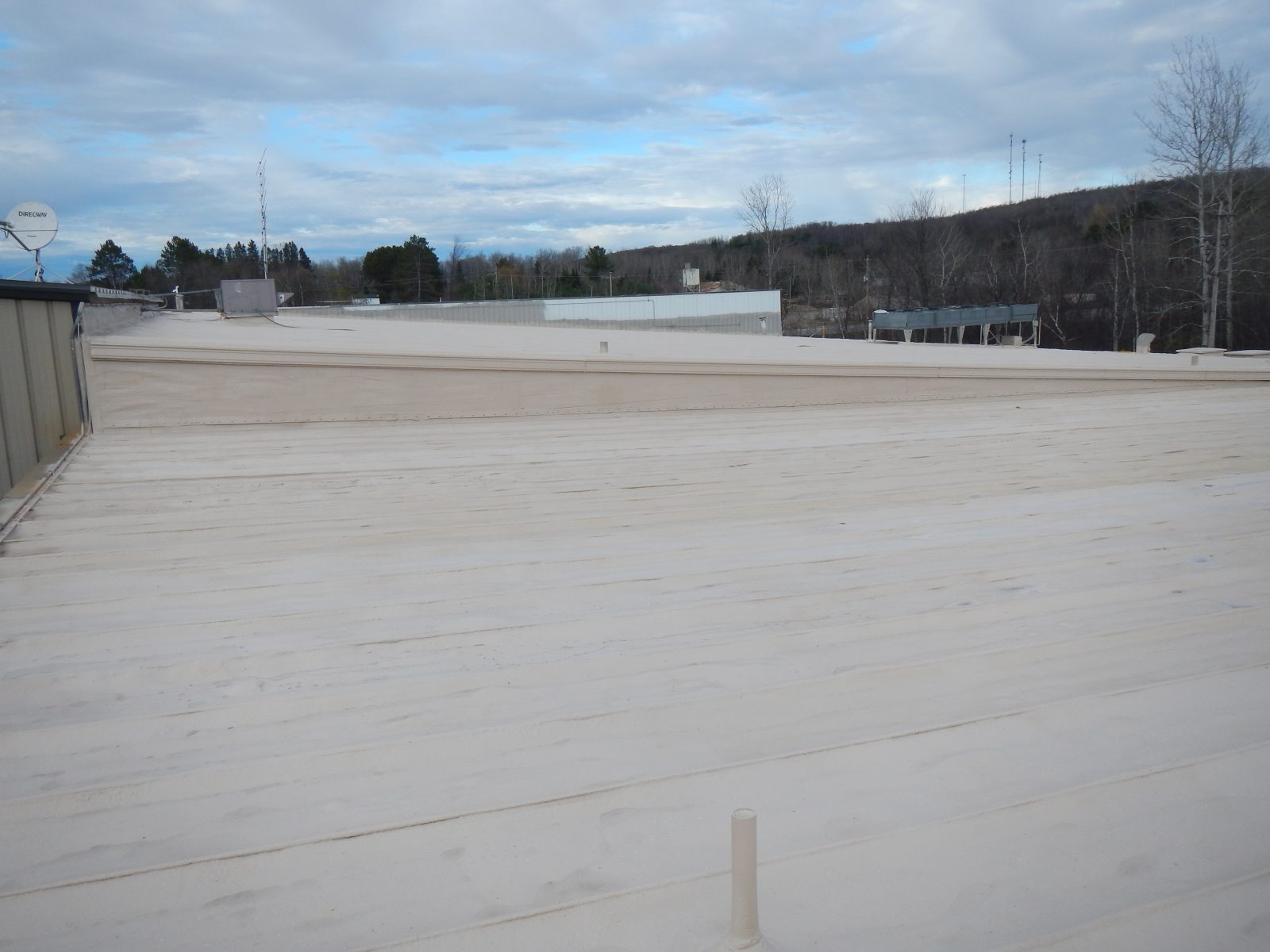 Loading platform steel deck coated with heavy-duty traffic membrane